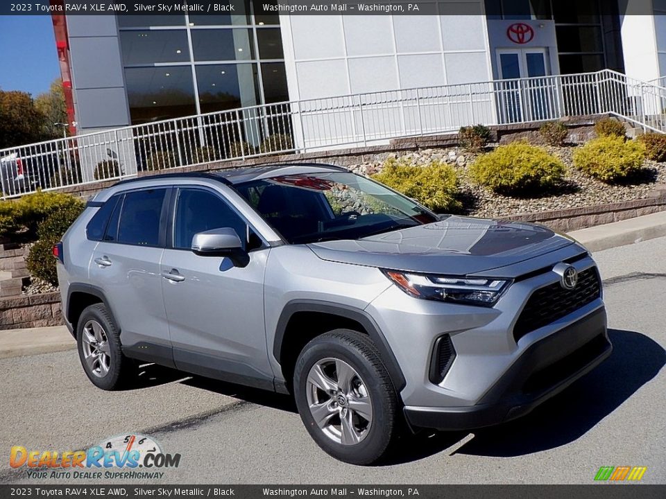 Front 3/4 View of 2023 Toyota RAV4 XLE AWD Photo #1