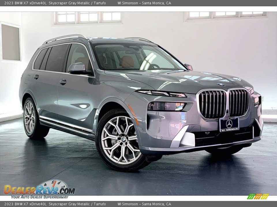 Front 3/4 View of 2023 BMW X7 xDrive40i Photo #34