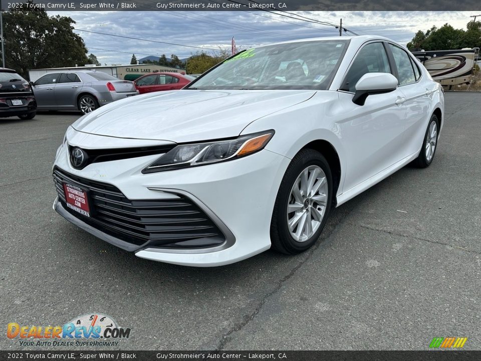 Front 3/4 View of 2022 Toyota Camry LE Photo #3