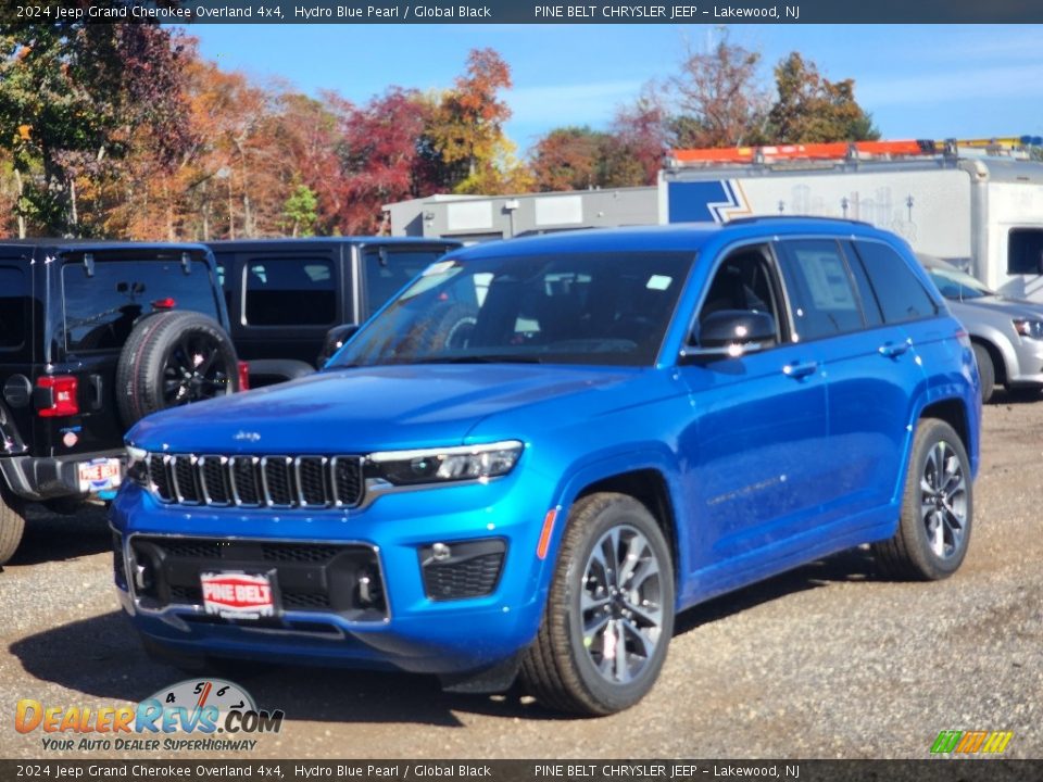 Front 3/4 View of 2024 Jeep Grand Cherokee Overland 4x4 Photo #1