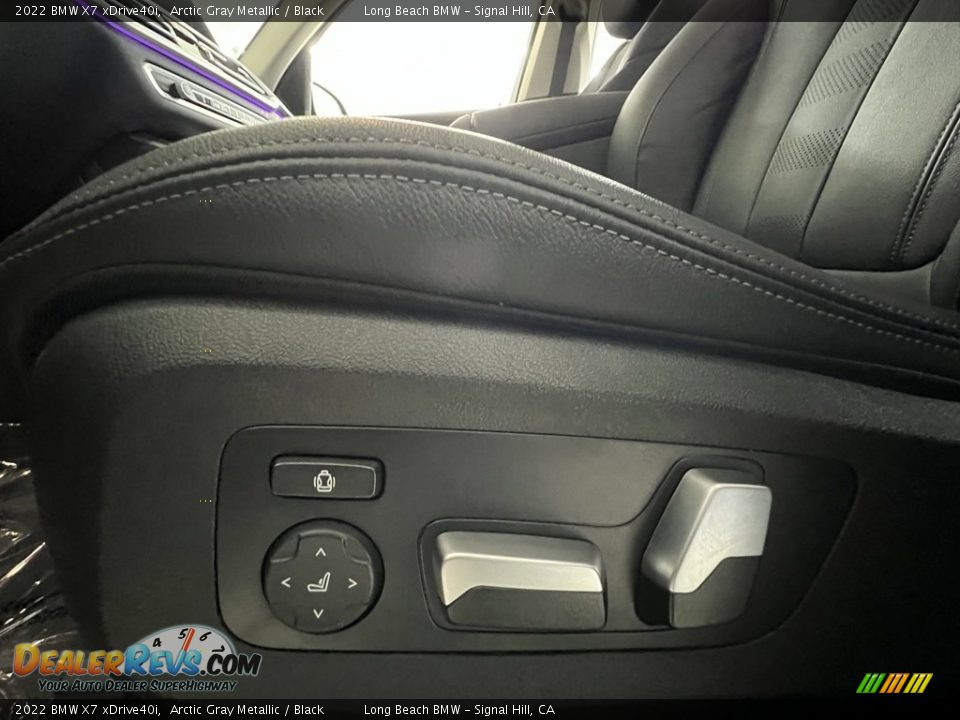 Front Seat of 2022 BMW X7 xDrive40i Photo #24