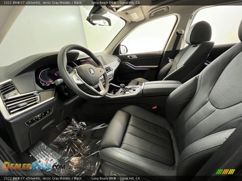 Front Seat of 2022 BMW X7 xDrive40i Photo #25
