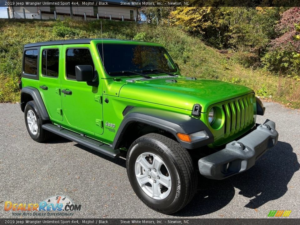 Front 3/4 View of 2019 Jeep Wrangler Unlimited Sport 4x4 Photo #4