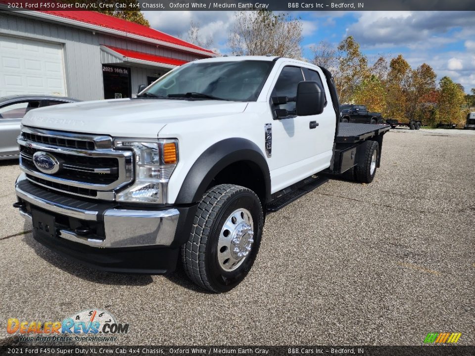 2021 Ford F450 Super Duty XL Crew Cab 4x4 Chassis Oxford White / Medium Earth Gray Photo #4