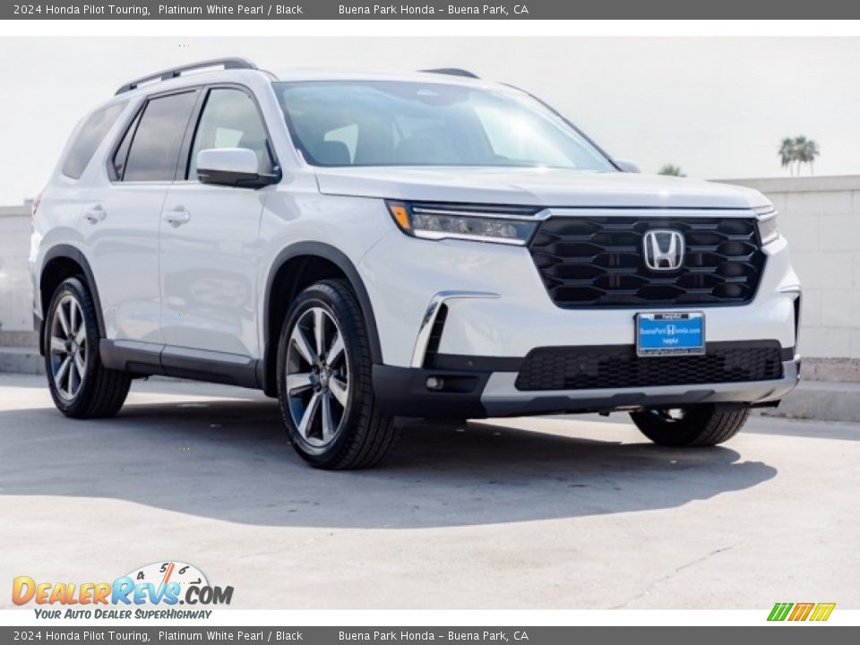 Front 3/4 View of 2024 Honda Pilot Touring Photo #1