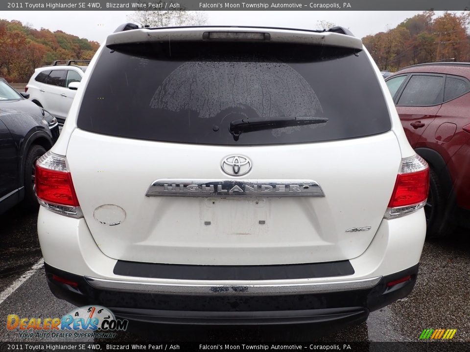 2011 Toyota Highlander SE 4WD Blizzard White Pearl / Ash Photo #3