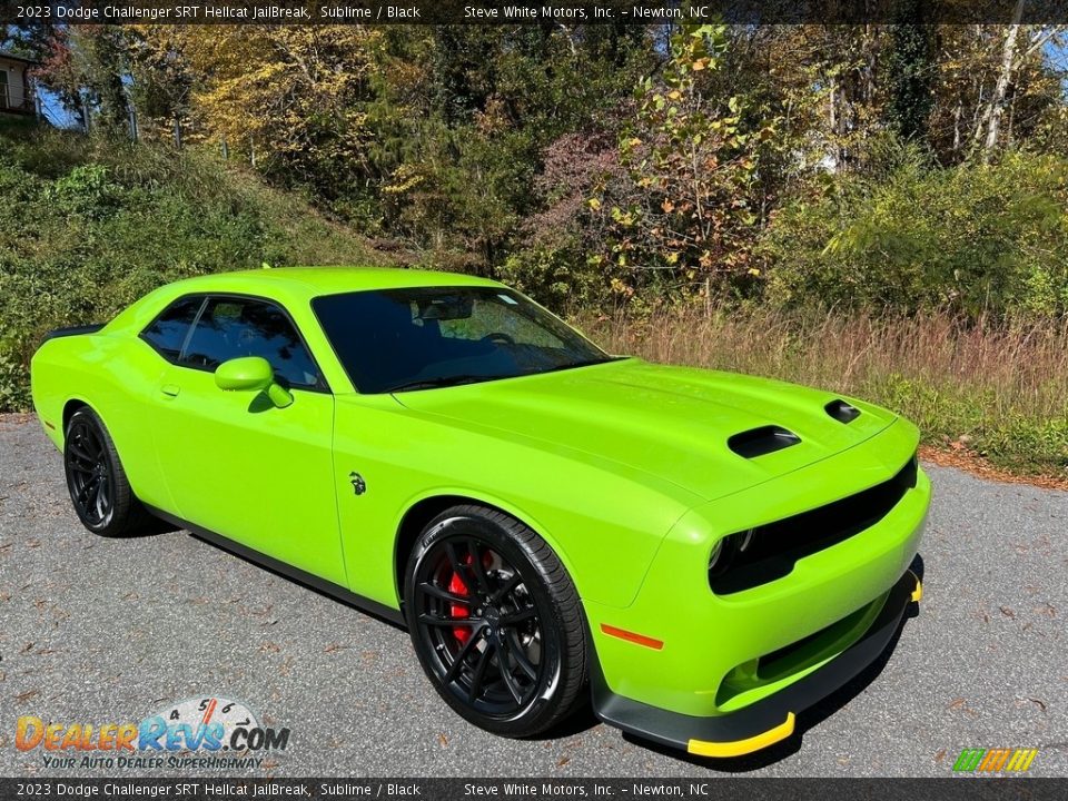 Front 3/4 View of 2023 Dodge Challenger SRT Hellcat JailBreak Photo #4