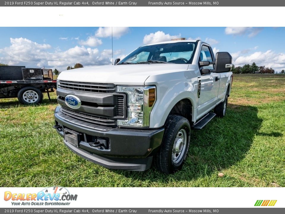 2019 Ford F250 Super Duty XL Regular Cab 4x4 Oxford White / Earth Gray Photo #8