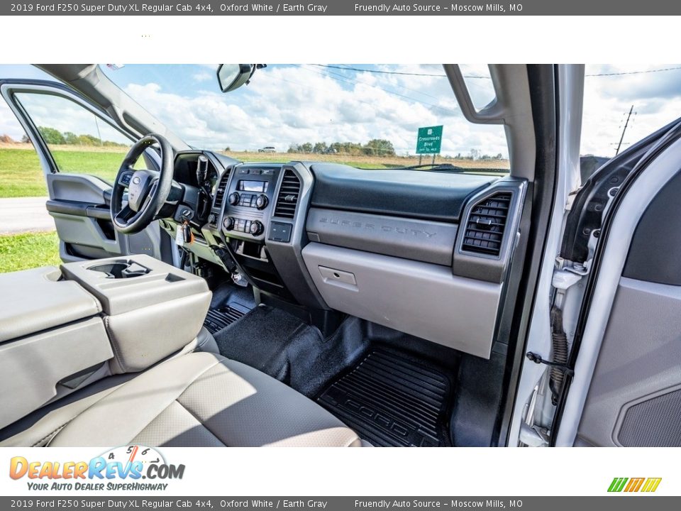 2019 Ford F250 Super Duty XL Regular Cab 4x4 Oxford White / Earth Gray Photo #21