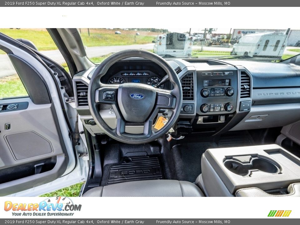 2019 Ford F250 Super Duty XL Regular Cab 4x4 Oxford White / Earth Gray Photo #25