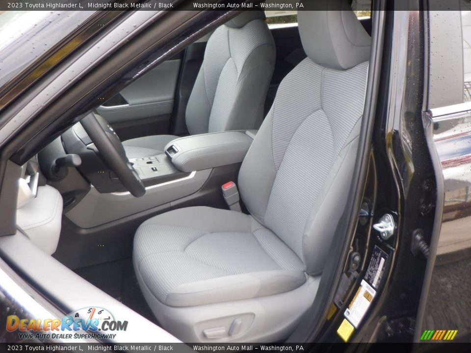 Front Seat of 2023 Toyota Highlander L Photo #11