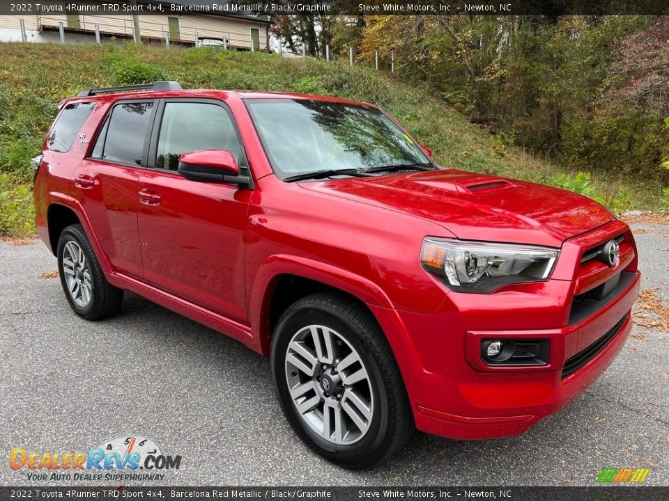 Front 3/4 View of 2022 Toyota 4Runner TRD Sport 4x4 Photo #4