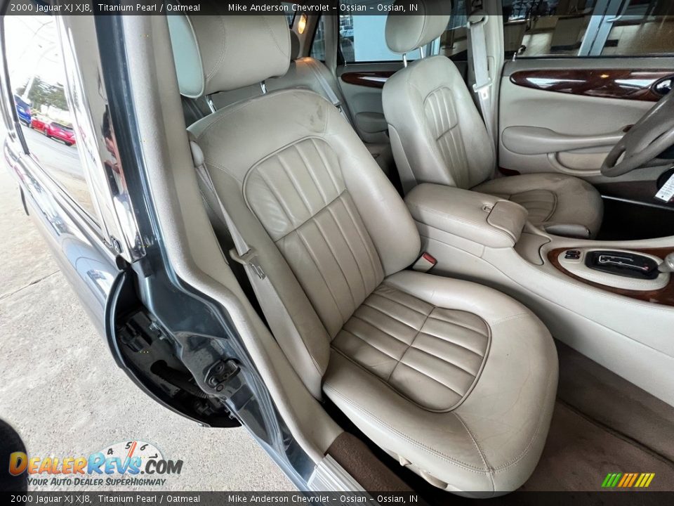 2000 Jaguar XJ XJ8 Titanium Pearl / Oatmeal Photo #22
