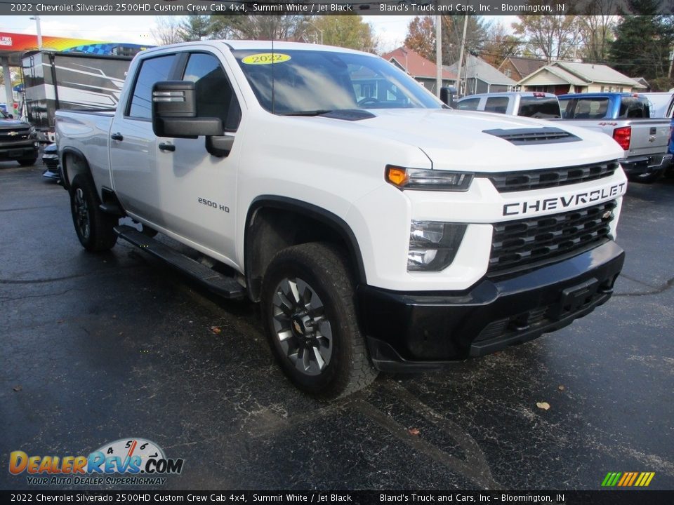 Front 3/4 View of 2022 Chevrolet Silverado 2500HD Custom Crew Cab 4x4 Photo #5