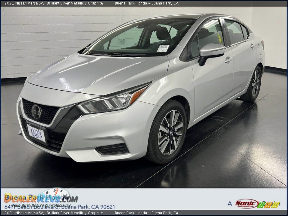 2021 Nissan Versa SV Brilliant Silver Metallic / Graphite Photo #1