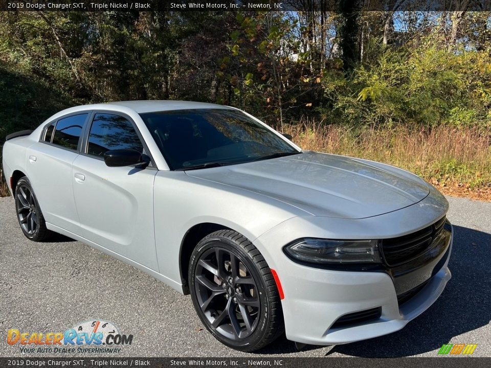 Front 3/4 View of 2019 Dodge Charger SXT Photo #5