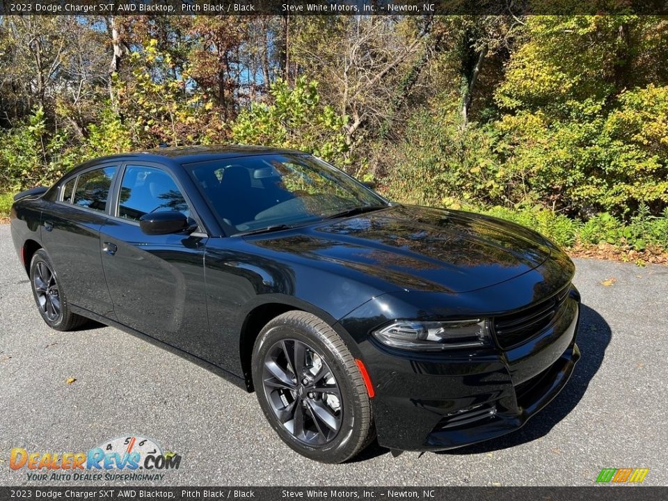 Front 3/4 View of 2023 Dodge Charger SXT AWD Blacktop Photo #4