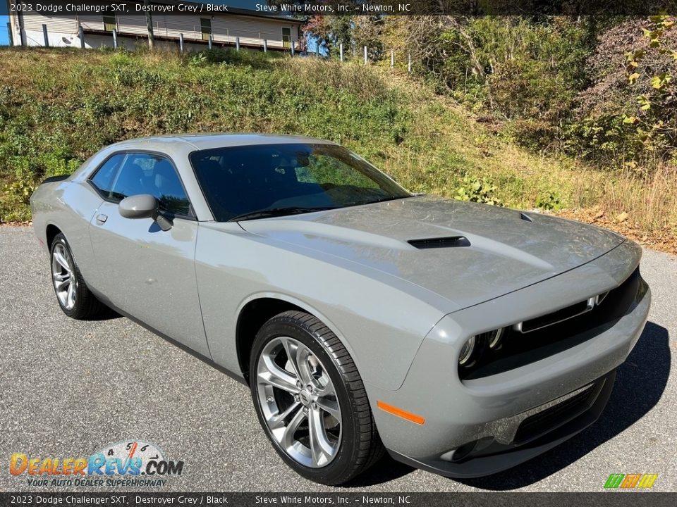 Front 3/4 View of 2023 Dodge Challenger SXT Photo #4
