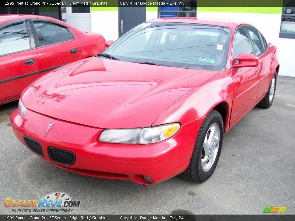 1999 Pontiac Grand Prix SE Sedan Bright Red / Graphite Photo #1