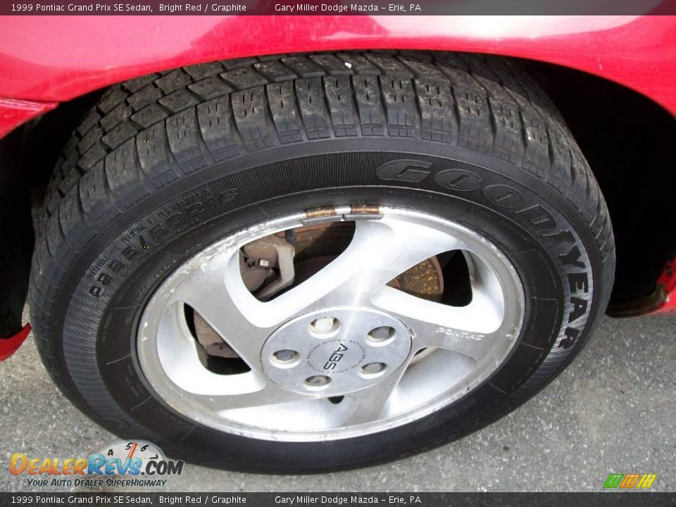 1999 Pontiac Grand Prix SE Sedan Bright Red / Graphite Photo #8