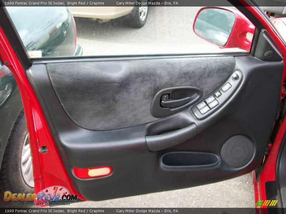 1999 Pontiac Grand Prix SE Sedan Bright Red / Graphite Photo #9