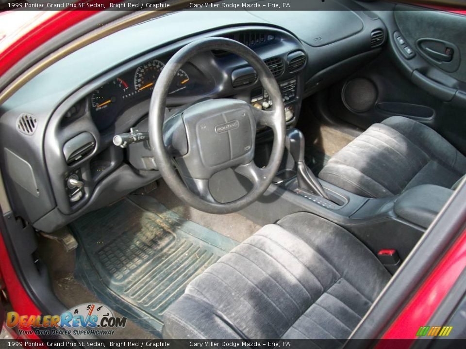 1999 Pontiac Grand Prix SE Sedan Bright Red / Graphite Photo #10