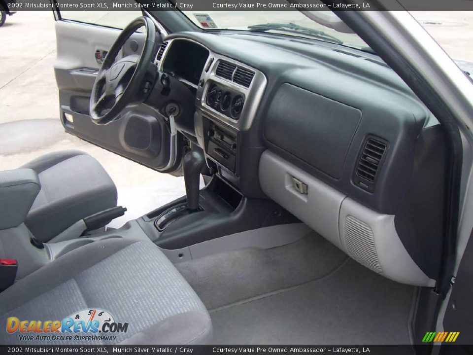 2002 Mitsubishi Montero Sport XLS Munich Silver Metallic / Gray Photo #9
