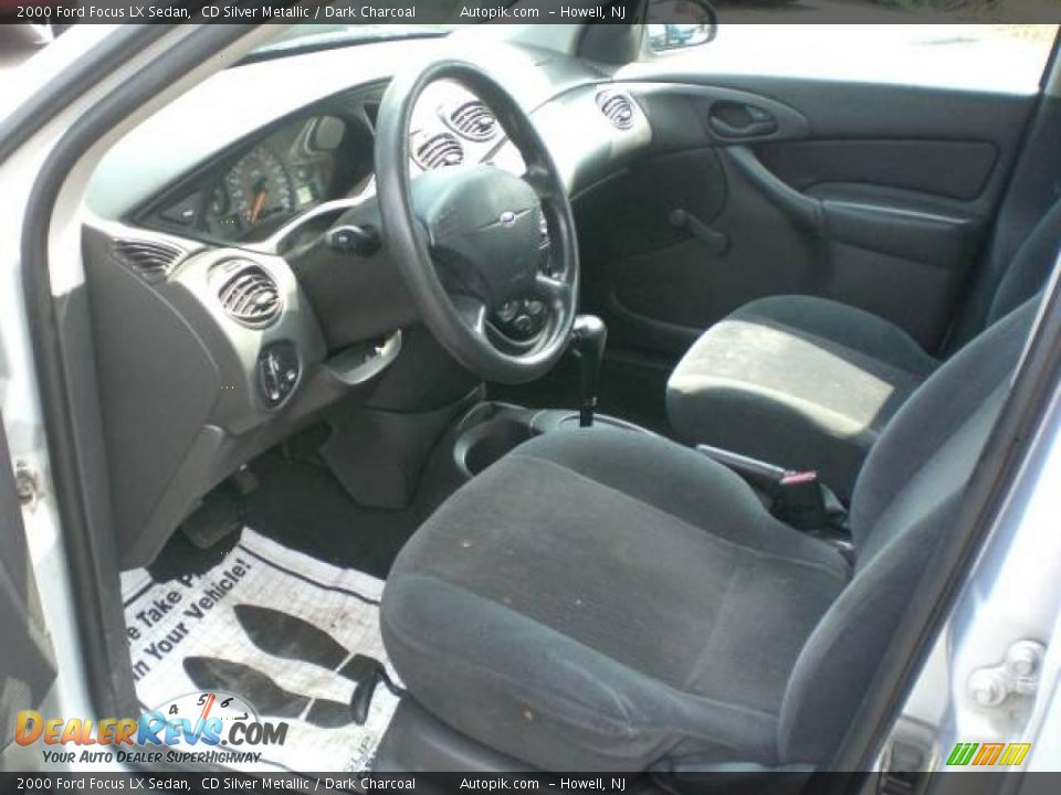 2000 Ford Focus LX Sedan CD Silver Metallic / Dark Charcoal Photo #9