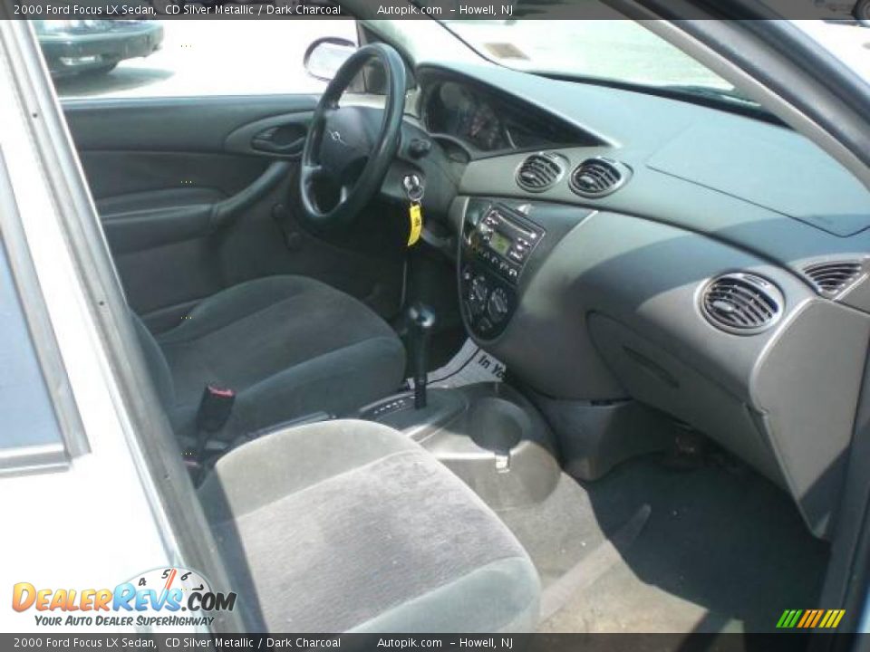 2000 Ford Focus LX Sedan CD Silver Metallic / Dark Charcoal Photo #10