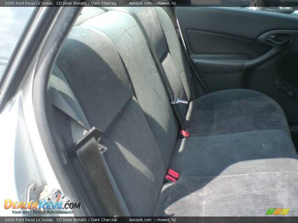 2000 Ford Focus LX Sedan CD Silver Metallic / Dark Charcoal Photo #11