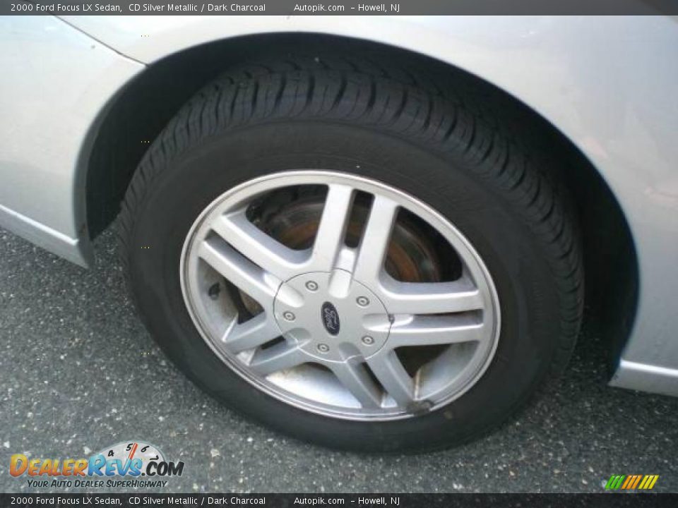 2000 Ford Focus LX Sedan CD Silver Metallic / Dark Charcoal Photo #17