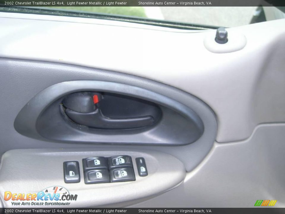 2002 Chevrolet TrailBlazer LS 4x4 Light Pewter Metallic / Light Pewter Photo #17