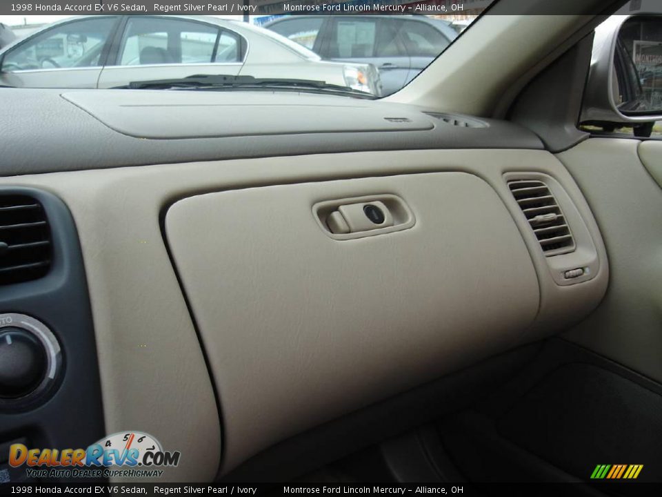 1998 Honda Accord EX V6 Sedan Regent Silver Pearl / Ivory Photo #30