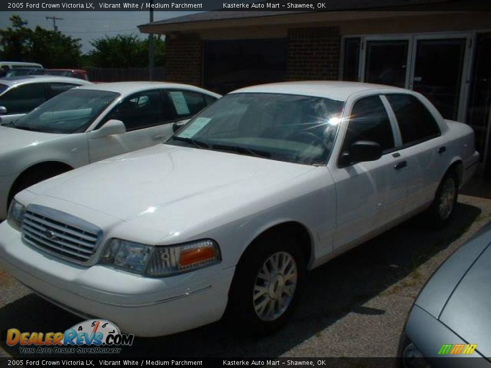 2005 Ford Crown Victoria LX Vibrant White / Medium Parchment Photo #3