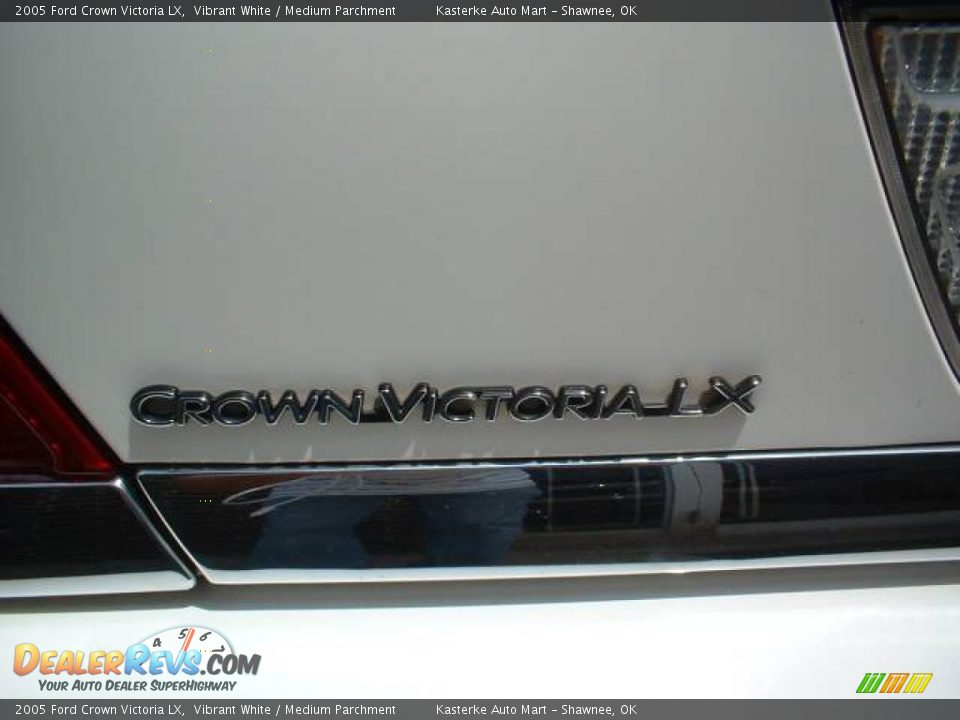 2005 Ford Crown Victoria LX Vibrant White / Medium Parchment Photo #5