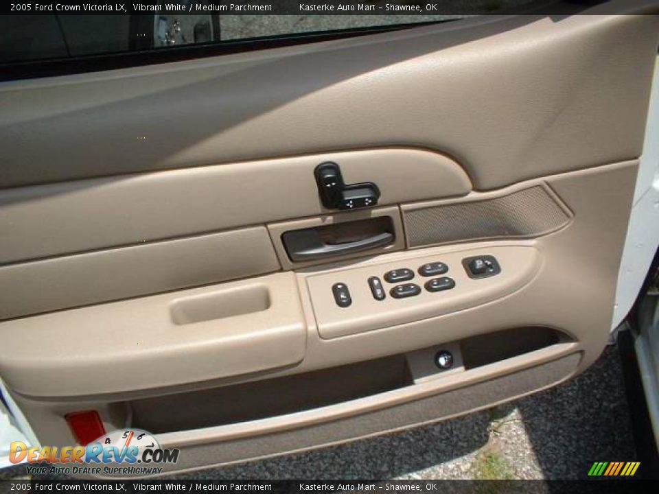 2005 Ford Crown Victoria LX Vibrant White / Medium Parchment Photo #8