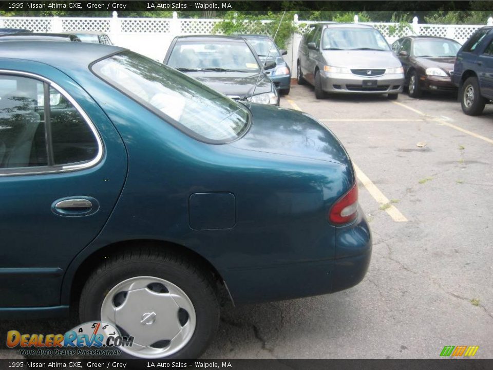 1995 Nissan Altima GXE Green / Grey Photo #10