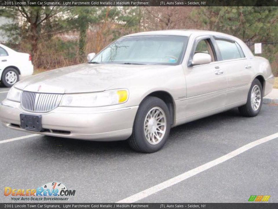 2001 Lincoln Town Car Signature Light Parchment Gold Metallic / Medium Parchment Photo #1