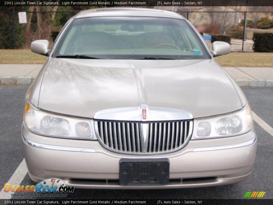 2001 Lincoln Town Car Signature Light Parchment Gold Metallic / Medium Parchment Photo #2