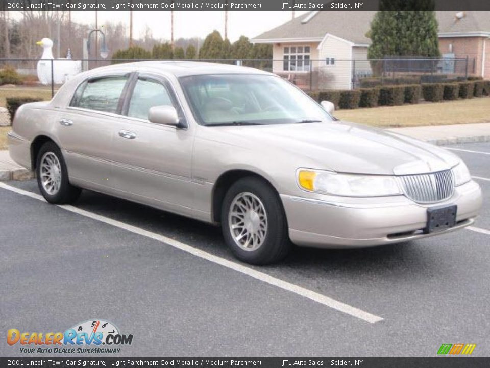 2001 Lincoln Town Car Signature Light Parchment Gold Metallic / Medium Parchment Photo #3
