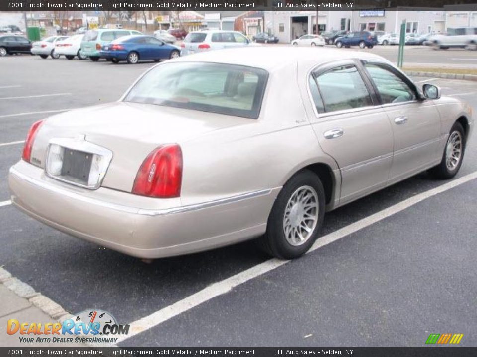 2001 Lincoln Town Car Signature Light Parchment Gold Metallic / Medium Parchment Photo #4