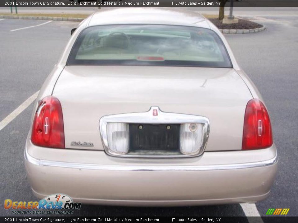 2001 Lincoln Town Car Signature Light Parchment Gold Metallic / Medium Parchment Photo #5