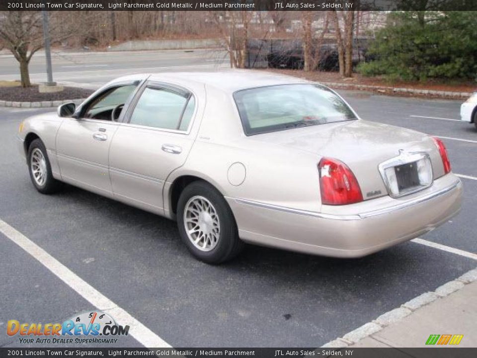 2001 Lincoln Town Car Signature Light Parchment Gold Metallic / Medium Parchment Photo #6