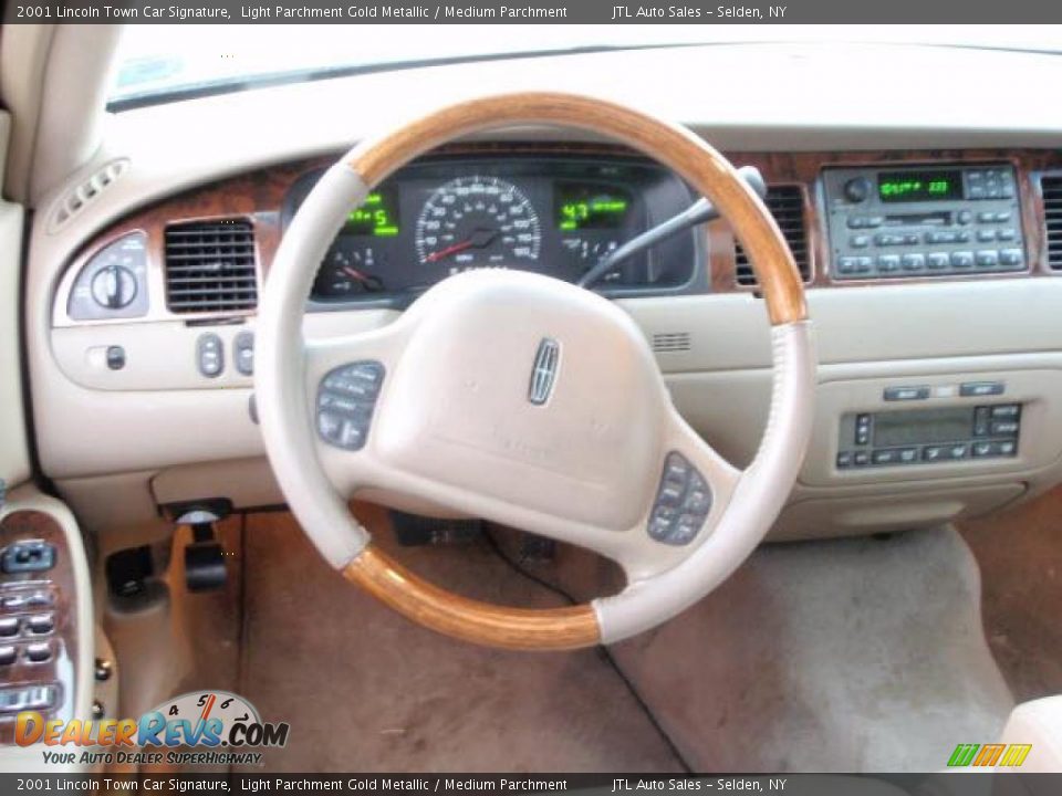 2001 Lincoln Town Car Signature Light Parchment Gold Metallic / Medium Parchment Photo #7