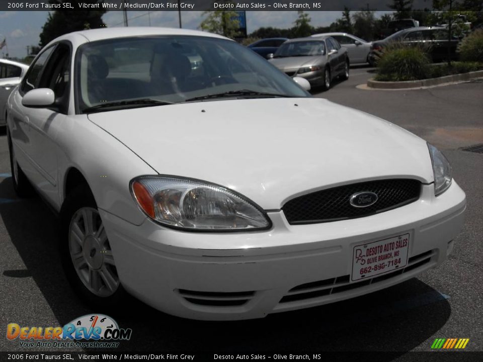 2006 Ford Taurus SEL Vibrant White / Medium/Dark Flint Grey Photo #4