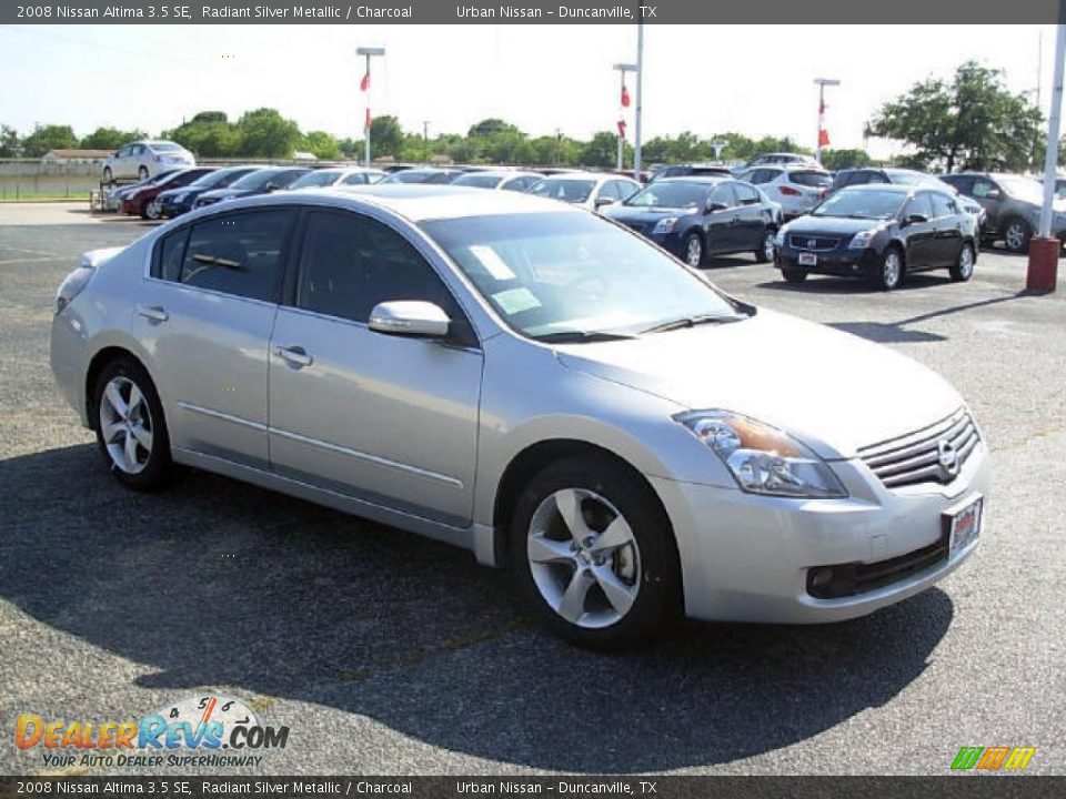 2008 Nissan Altima 3.5 SE Radiant Silver Metallic / Charcoal Photo #2