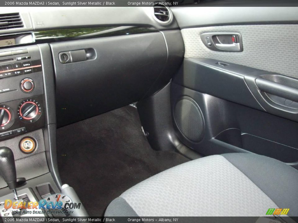 2006 Mazda MAZDA3 i Sedan Sunlight Silver Metallic / Black Photo #8