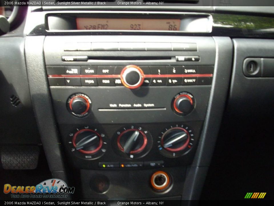 2006 Mazda MAZDA3 i Sedan Sunlight Silver Metallic / Black Photo #11