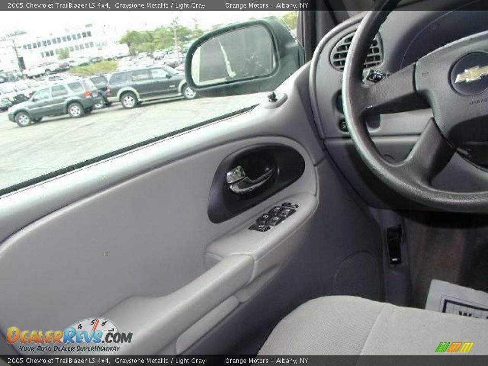 2005 Chevrolet TrailBlazer LS 4x4 Graystone Metallic / Light Gray Photo #9