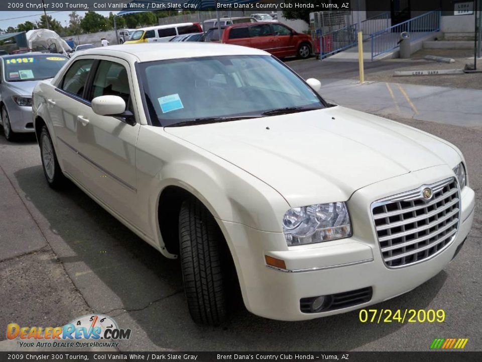2009 Chrysler 300 Touring Cool Vanilla White / Dark Slate Gray Photo #2